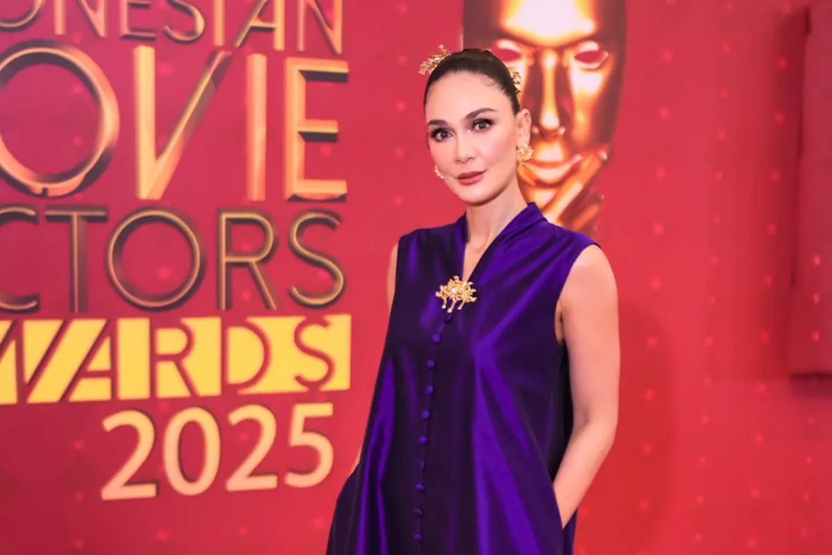 Gaya Luna Maya Tampil Glamor Klasik dengan Gaun Biru di Acara Penghargaan