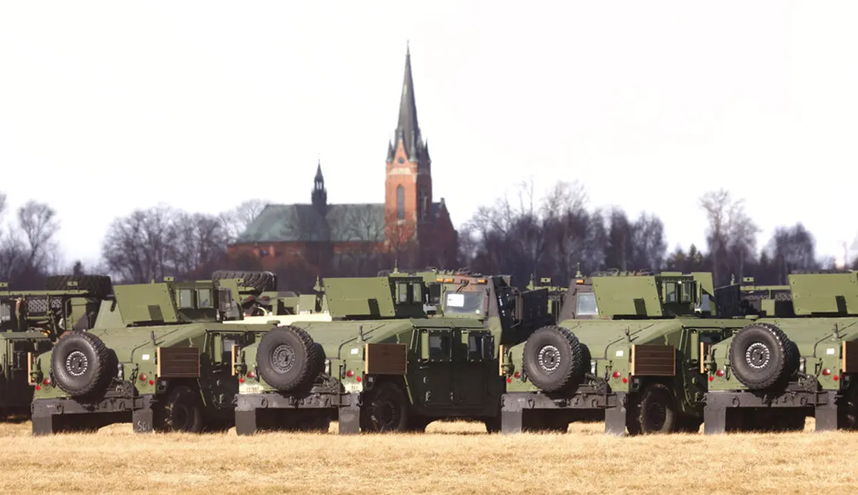 Pasukan AS dari Divisi Lintas Udara ke-82 yang baru-baru ini dikerahkan ke Polandia karena ketegangan Rusia-Ukraina sedang mendirikan kamp di bandara militer di Mielec, Polandia, 12 Februari 2022. Sekitar 4.700 tentara tambahan AS dikerahkan ke Polandia. (AP Photo/Beata Zawrzel)