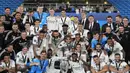 Para pemain Real Madrid merayakan dengan trofi setelah memenangkan pertandingan melawan Eintracht Frankfurt pada final Piala Super Eropa di Stadion Olimpiade Helsinki, Finlandia, Kamis (11/8/2022). Real Madrid menang atas Eintracht Frankfurt 2-0. (AP Photo /Antonio Calanni)