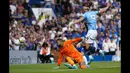 Pemain Manchester City, Erling Haaland mencetak gol ke gawang Chelsea pada laga Liga Inggris 2024/2025 di Stamford Bridge, London, Inggris, Minggu (18/08/2024) WIB. (AP Photo/Dave Shopland)