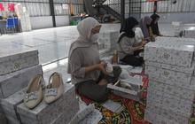 Cara Elegan Memberikan Hadiah Uang Tanpa Terkesan Merendahkan