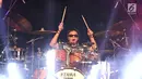 Drummer God Bless menunjukkan aksinya dalam JogjaRockarta International Music Festival 2017 di Stadion Kridosono, Jogjakarta, Jumat (29/9). Dalam penampilannya God Bless membawakan sebanyak 12 lagu. (Liputan6.com/Herman Zakharia)