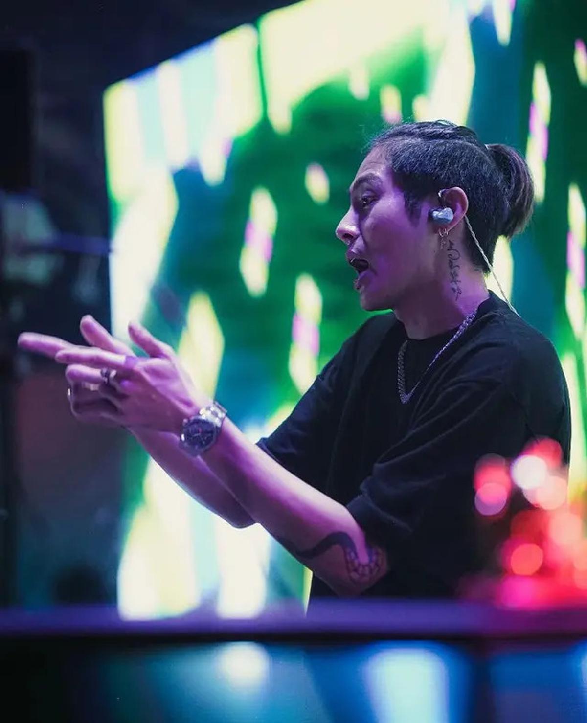 Gaya Rambut DJ Panda dengan Potongan Man Bun Undercut yang Jadi Ciri Khas