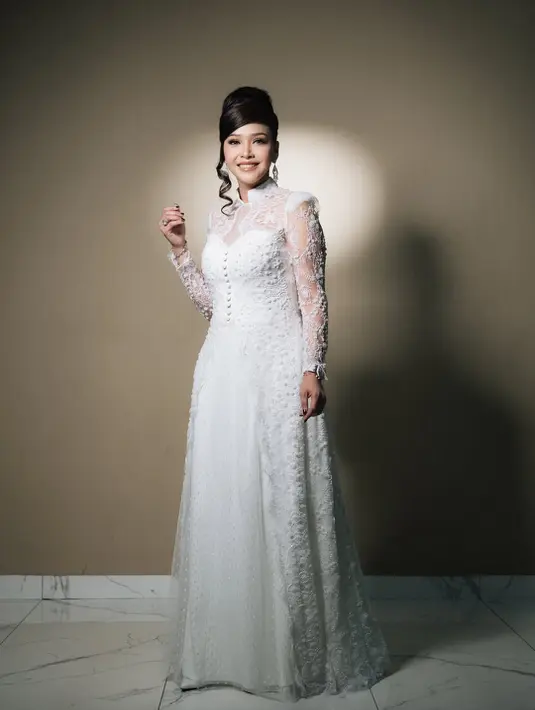 Untuk melengkapi tampilannya, Maia memilih makeup glam bernuansa soft peach dengan bulu mata lentik dan complexion flawless. Anting chandelier berkilau yang dikenakannya juga mempertegas aura glamor ala socialite klasik. [@maiaestiantyreal].