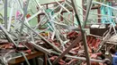 Atap kelas SDN 6 Kalibaru ambruk sekitar pukul 07.15 Wib sebelum kegiatan belajar dimulai, Cilodong, Jawa Barat, Jumat (26/2/2016). Sebanyak 4 ruangan kelas dan guru di SDN Kalibaru 6 ambruk karena tingginya curah hujan. (Liputan6.com/Yoppy Renato)