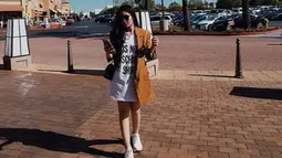 Wanita kelahiran 1996 ini tampil dengan blazer coklat yang dipadukan dengan kaos dan sneakers putih. (Liputan6.com/IG/@febbyrastanty)