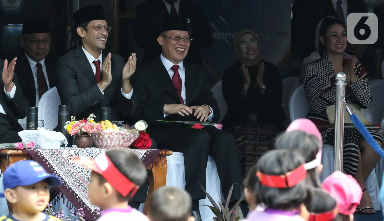 Mendikbud Nadiem Makarim menghadiri Upacara Peringatan HUT PGRI ke-74 dan Hari Guru Nasional 2019 di Kemendikbud, Jakarta, Senin (25/11/2019). Upacara diikuti oleh guru, siswa-siswi dan mahasiswa dan Nadiem Makarim memimpin selaku pembina upacara. (Liputan6.com/Johan Tallo)