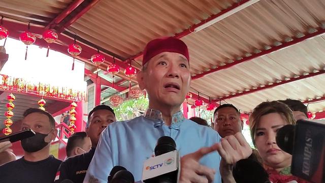 Pengusaha Jusuf Hamka di Wihara Dharma Bakti saat Imlek 2023.