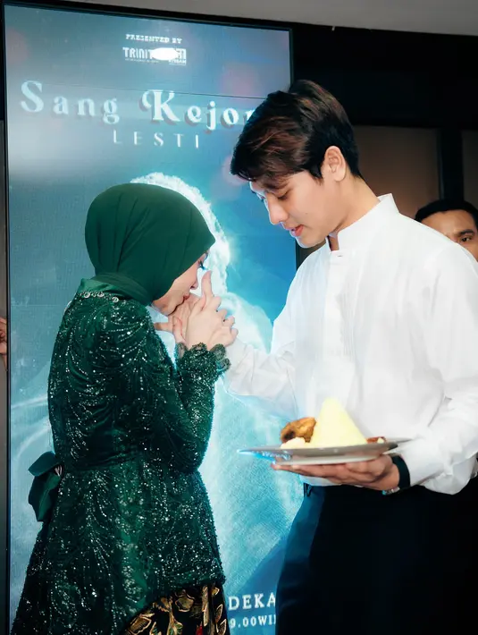 Diungkapkan oleh Lesti Kejora, Rizky Billar yang lebih gugup dan tidak bisa tidur selama proses persiapan konser ‘Sang Kejora’. Aktor berusia 29 tahun ini ungkap bangga atas pencapaian sang istri dan bahagia karena terlibat langsung di konser tunggal perdana sang istri. Tak hanya Billar, Lesti juga bangga dengan Billar karena selalu memberikan dukungan untuk dirinya. (Liputan6.com/IG/@lestikejora)