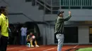 Pelatih PS TNI, Suharto AD memberikan instruksi kepada timnya saat melawan Barito Putra pada laga Torabika SC 2016 di Stadion Pakansari, Bogor, Jumat (22/7/2016). (Bola.com/Nicklas Hanoatubun)