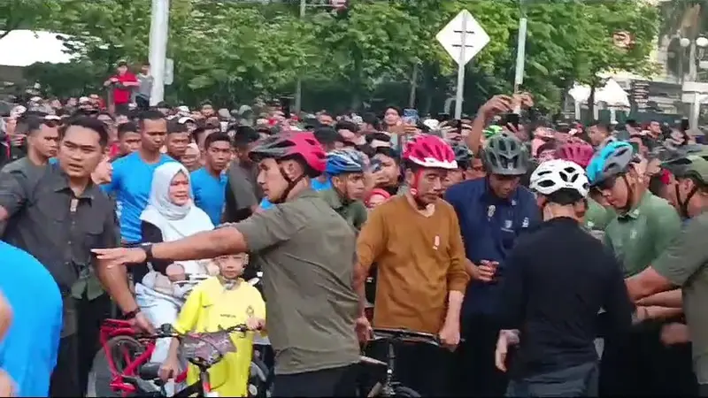 Presiden Joko Widodo bersana istrinya, Iriana Jokowi, serta cucunya, Jan Ethes memulai Minggu pagi dengan bersepeda di Kawasan Bundaran Hotel Indonesia (HI), Jakarta.