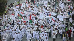 Suasana Parade Tauhid di kawasan Bundaran HI, Jakarta, Minggu (16/8/2015). Parade Tauhid yang diikuti berbagai organisasi massa Islam ini digelar dalam rangka mensyukuri kemerdekaan RI yang ke 70 tahun. (Liputan6.com/Faizal Fanani)