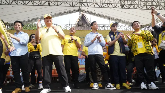 Ketua Umum DPP Partai Golkar Airlangga Hartarto bersama calon wakil presiden nomor urut 2 Gibran Rakabuming Raka