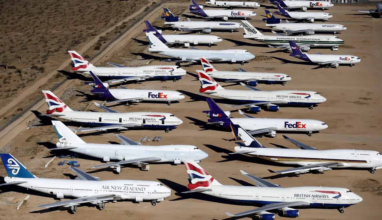 Pesawat tua milik British Airways Boeing 747-400s dan FedEx yang terparkir di gurun Victorville, California. Foto di ambil pada 13 Maret 2015. Industri penerbangan lebih memilih pesawat kecil dengan biaya lebih kecil. (REUTERS/Lucy Nicholson)