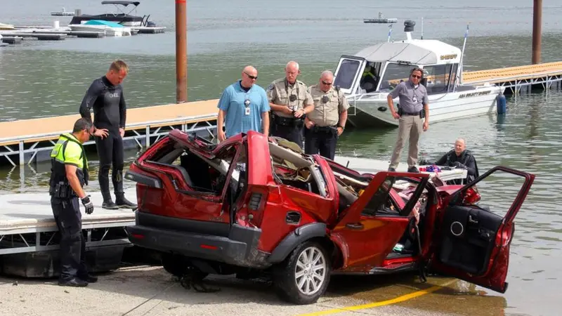 Kondisi mobil yang dikendarai oleh Marisa Harris saat tertimpa tubuh bocah 12 tahun yang berniat bunuh diri (ADA COUNTY SHERIFF'S OFFICE)