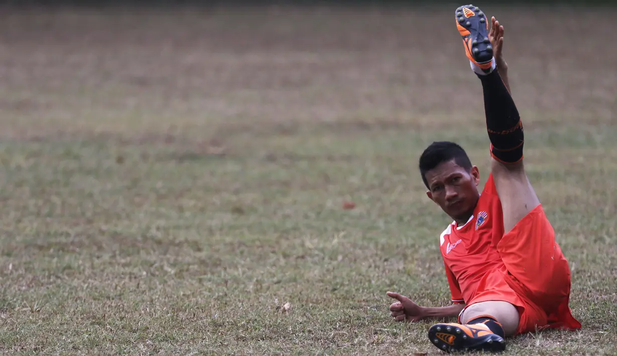 Ismed Sofyan bergabung latihan dengan Persija jelang turnamen Piala Jenderal Sudirman di Lapangan National Youth Training Center, Sawangan, Depok, Jawa Barat, Senin (2/11/2015). (Bola.com/Vitalis Yogi Trisna)