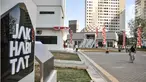 Aktivitas warga di halaman Rusunawa Penjaringan, Jakarta Utara Kamis (18/8/2022). Pemprov DKI Jakarta meresmikan 12 Rusunawa Baru yang tersebar di empat wilayah yang terdiri dari 33 tower dan 7.421 unit sebagai bentuk menjamin kesempatan bagi setiap warga untuk bisa mendapatkan kesejahteraan dan kebahagiaan di perkotaan lewat hunian. (merdeka.com/Iqbal S Nugroho)