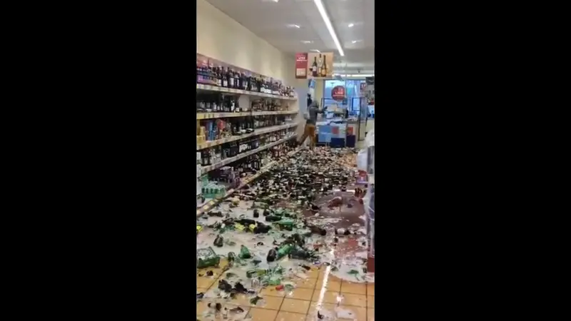 Seorang wanita memecahkan ratusan botol miras di supermarket Inggris.