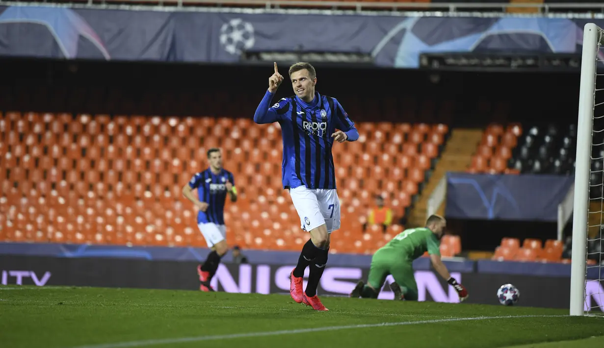 Gelandang Atalanta, Josip Ilicic berselebrasi usai mencetak gol ke gawang Valencia pada pertandingan leg kedua babak 16 besar Liga Champions di Mestalla, Spanyol (10/3/2020). Ilicic mencetak empat gol dipertandingan ini dan mengantar Atalanta menang 4-2 atas Valencia. (UEFA via AP)