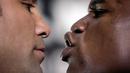 Ekspresi Oscar de la Hoya (kiri) dan Floyd Mayweather saat konferensi pers jelang pertarungan memperebutkan gelar juara dunia Kelas Menengah Ringan WBC. 28 February 2007. (AFP).