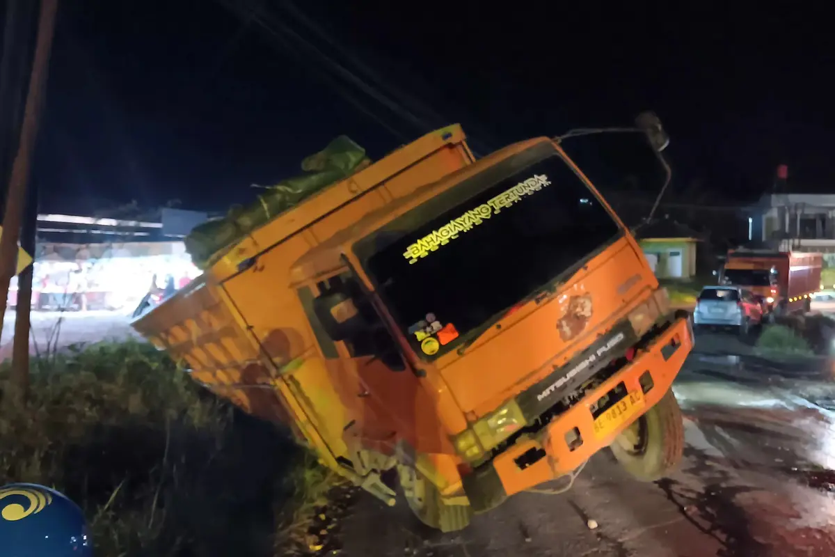 Truk Fuso bermuatan batu lindas pasutri di Pringsewu, Lampung usai gagal menanjak, satu tewas.