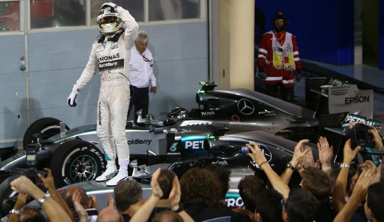 Ekspresi pebalap Mercedes GP, Lewis Hamilton, meraih kemenangan ketiganya musim ini di GP Bahrain. (photo by AFP/MARWAN NAAMANI)