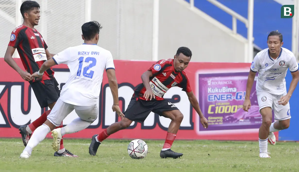 Pemain Persipura Jayapura, Todd Rivaldo Ferre (kedua kanan) berusaha melewati pemain Arema FC, Rizky Dwi pada laga BRI Liga 1 di Stadion Madya, Jakarta, Rabu, (29/9/2021). (Bola.com/ M Iqbal Ichsan)
