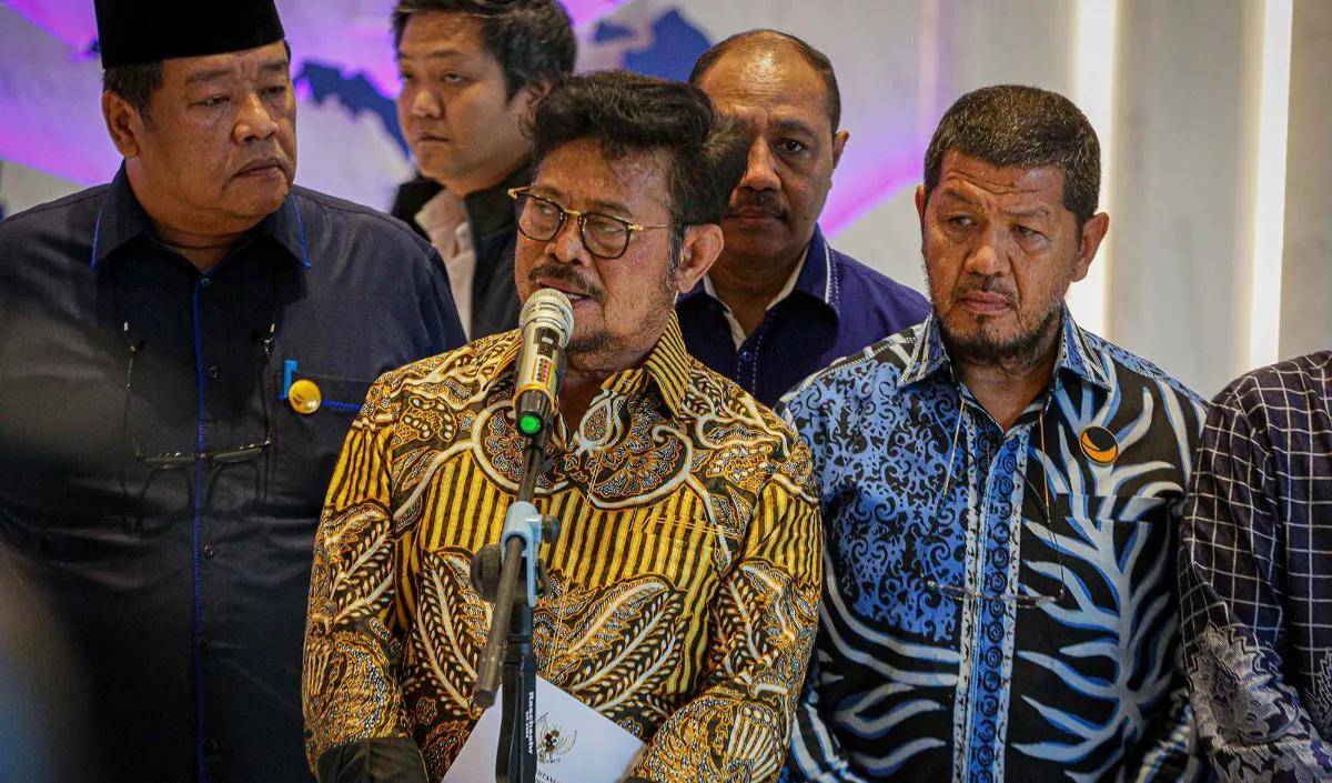 Politikus Partai NasDem itu menaiki salah satu dari tiga mobil rombongan yang masuk ke gedung KPK.<br>