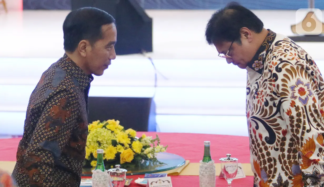 Presiden Joko Widodo atau Jokowi menyapa Menteri Koordinator Bidang Perekonomian Airlangga Hartarto (kanan) saat menghadiri Indonesia Banking Expo (IBEX) 2019 di Jakarta, Rabu (26/11/2019). (Liputan6.com/Angga Yuniar)