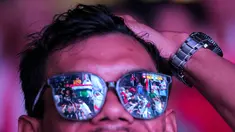 Refleksi tayangan layar saat Timnas Indonesia U-23 kebobolan olah Irak ketika nonton bareng perebutan peringkat ketiga Piala Asia U-23 2024 di Kompleks Monumen Nasional (Monas), Jakarta, Kamis (03/05/2024). (Bola.com/Bagaskara Lazuardi)