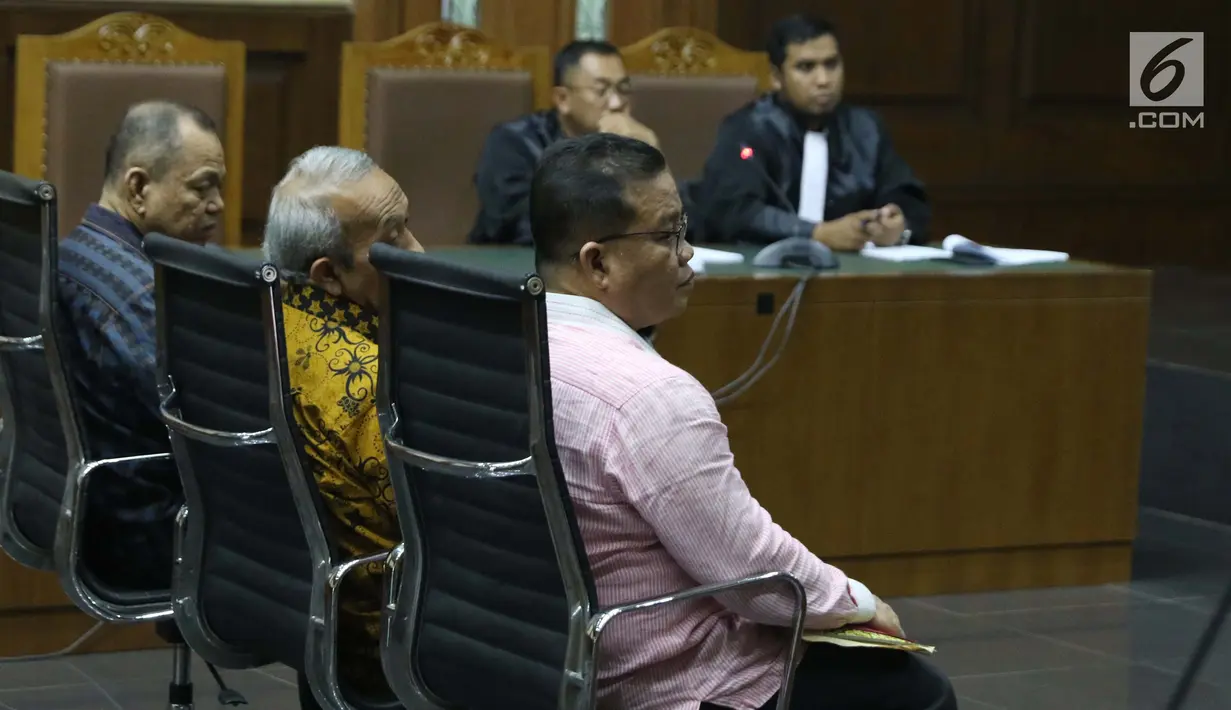 Anggota DPRD Sumut 2009-2014 M Yusuf Siregar, Enda Mora Lubis dan Abu Bokar Tambak (kiri ke kanan) saat sidang dakwaan di Pengadilan Tipikor, Jakarta, Rabu (20/2). Ketiganya didakwa menerima suap dari Gatot Pujo Nugroho (Liputan6.com/Helmi Fithriansyah)