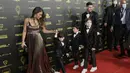 Striker PSG, Lionel Messi bersama istrinya Antonela Roccuzzo dan putra mereka Thiago, Matteo dan Ciro tiba untuk acara penganugerahan Ballon d'Or 2021 di Theatre du Chatelet, Paris, Prancis, Senin (29/112021). (AP Photo/Christophe
