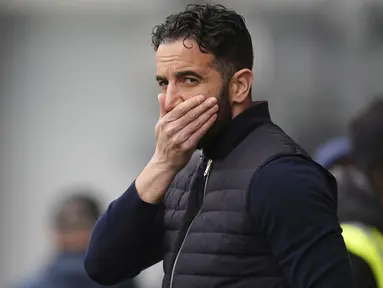 Pelatih Manchester United, Ruben Amorim menyeka wajahnya dalam laga lanjutan Liga Inggris 2024/2025 melawan Brentford di Gtech Community Stadium, London, Inggris, Minggu (04/05/2025) waktu setempat. (AP Photo/PA/John Walton)