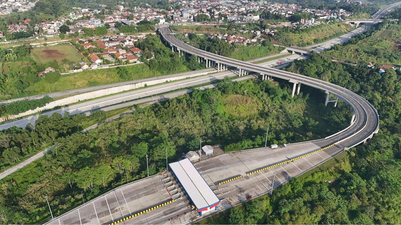 Keindahan Tol Bocimi dengan latar belakang Gunung Salak