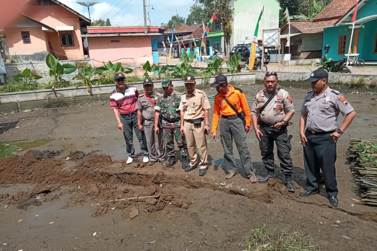 Retakan tanah sepanjang 50 meter menyedot kolam ikan seisinya di Majingklak Kecamatan Wanareja, Cilacap, Jawa Tengah, Minggu, 18 Agustus 2019. (Foto: Liputan6.com/BPBD CLP/Muhamad Ridlo)