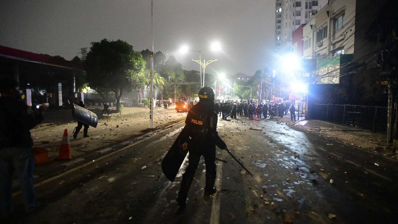 FOTO: Rusuh Pelajar dan Brimob di Pejompongan Hingga Malam Hari (ukuran kecil)