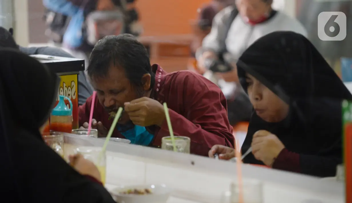 Pengunjung tuna netra menyantap makanan di Warteg FAST, Graha Raya Bintaro, Tangerang Selatan, Banten, Kamis (3/12/2020). Hari ini diperingati Hari Penyandang Disabilitas Internasional. (merdeka.com/Dwi Narwoko)