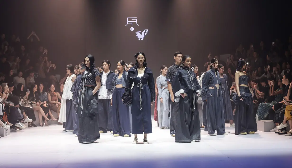 Pada kesempatan ini, permainan material dan pola berhasil ciptakan pernyataan pada koleksi. [Foto: PIFW.DOK]