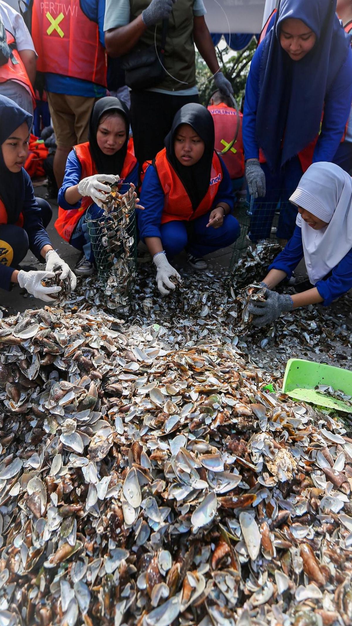 Pelajar Sekolah Rakyat Ancol saat membuat filter alami dari cangkang kerang hijau dalam kegiatan Amazing Earth Race di Taman Impian Jaya Ancol, Jakarta, Minggu (28/4/2024). Foto: Liputan6.com / Angga Yuniar