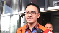 Gubernur Jambi nonaktif Zumi Zola menjawab pertanyaan wartawan usai menjalani pemeriksaan di Gedung KPK, Jakarta, Rabu (11/7). Zumi Zola menjalani pemeriksaan sebagai saksi untuk tersangka mantan Plt Kadis PUPR Jambi Arfan. (Liputan6.com/Herman Zakharia)