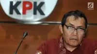 Wakil Pimpinan KPK Saut Situmorang saat menunjukkan barang bukti uang hasil OTT Bandung Barat di Gedung KPK, Jakarta, Rabu (11/4). KPK menyita uang sebesar Rp 435 juta. (Merdeka.com/Dwi Narwoko)