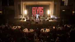 Suasana saat penyanyi Jason Dale tampil dalam pembukaan 'Perayaan Elvis 2018' di Blackpool Winter Gardens, Barat Laut Inggris, Jumat (29/6). Festival memperingati Elvis Presley ini digelar selama tiga hari. (Oli SCARFF/AFP)