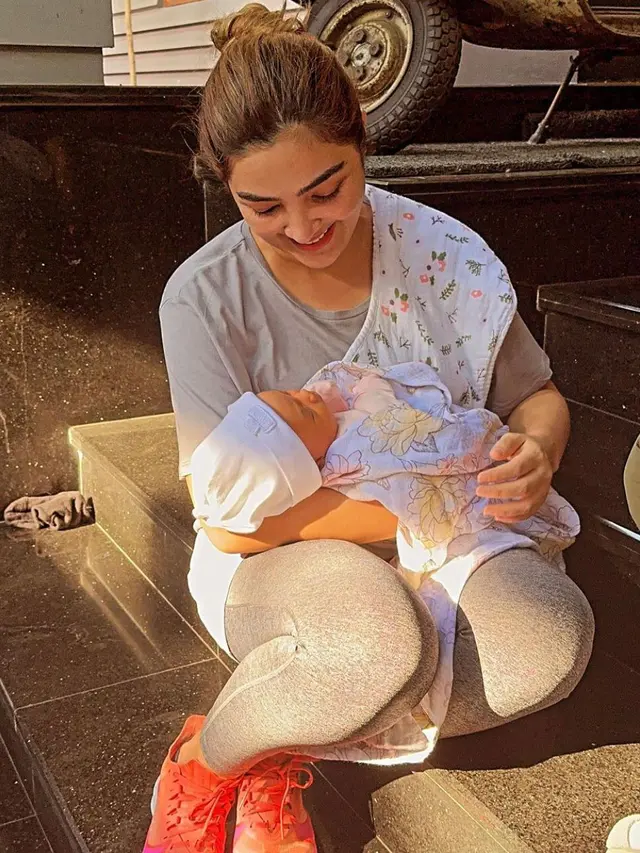 Potret Ashanty Menggendong Azura (Instagram/@ashanty_ash)