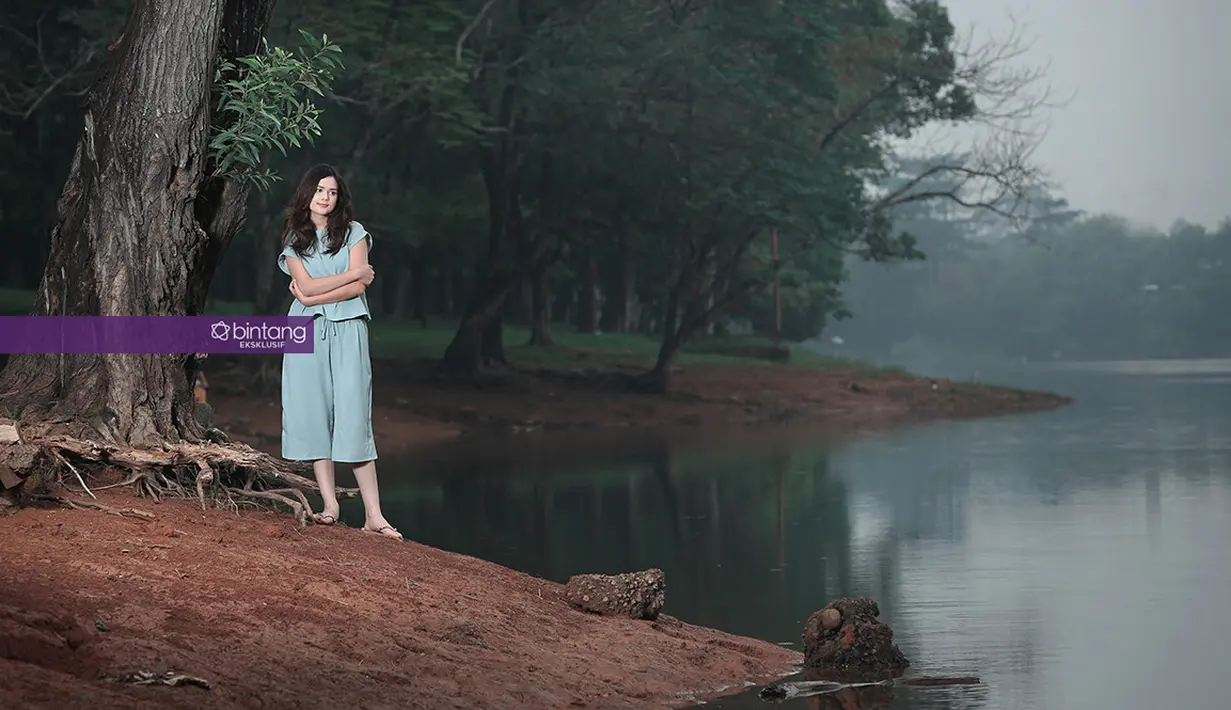 "Dewasa, usianya lebih jauh dari aku, baik pengertian dan sayang aku dan keluarga. Simpel sih. Nggak mesti pengusaha nggak musti profesi yang menjanjikan yang penting baik saja. Kalau pun dapet yah itu bonus saja." lanjutnya. (Bambang E. Ros/Bintang.com)