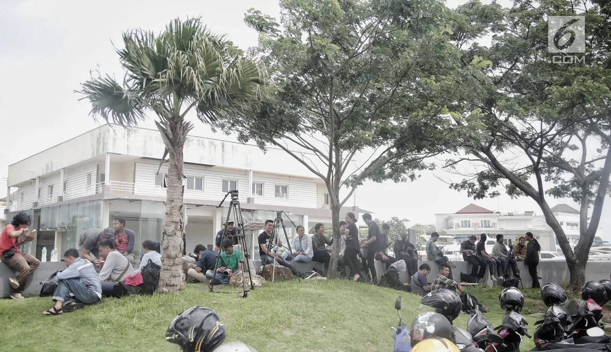 Awak media menanti kedatangan Basuki Tjahaja Purnama atau Ahok  di perumahan kawasan Pantai Mutiara, Pluit, Jakarta Utara, Kamis (24/1). Basuki Tjahaja Purnama atau Ahok sudah meninggalkan Rutan Mako Brimob sejak Kamis pagi. (Liputan6.com/Faizal Fanani)