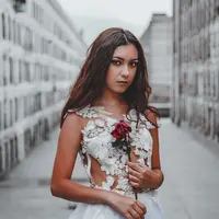 ilustrasi perempuan memegang bunga/Photo by JoelValve on Unsplash