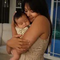 Aurelie Moeremans belajar menjadi ibu yang tenang ketika anak rewel (@aurelie)