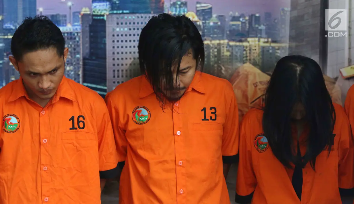 Vokalis grup band Zivilia, Zulkifli alias Zul (tengah) saat diperlihatkan Ditresnarkoba Polda Metro Jaya, Jakarta, Jumat (8/3). Zul ditangkap terkait penyalahgunaan narkotika di kawasan Jakarta Utara, Kamis (28/2) lalu. (Liputan6.com/Helmi Fithriansyah)
