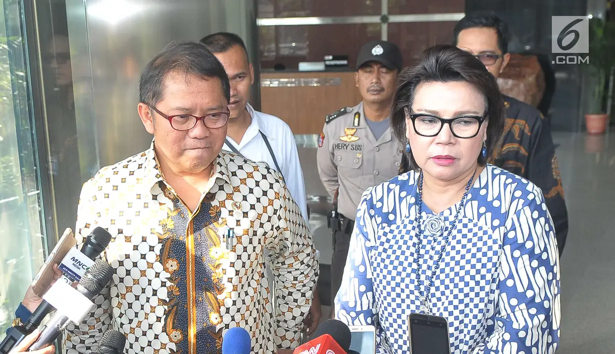 Menkominfo Rudiantara dan Basaria Panjaitan memberikan keterangan pers saat berada di KPK, Jakarta, Kamis (8/6). Kedatangan Rudiantara untuk melakukan koordinasi terkait sosialisasi program anti korupsi kepada masyarakat. (Liputan6.com/Helmi Afandi)