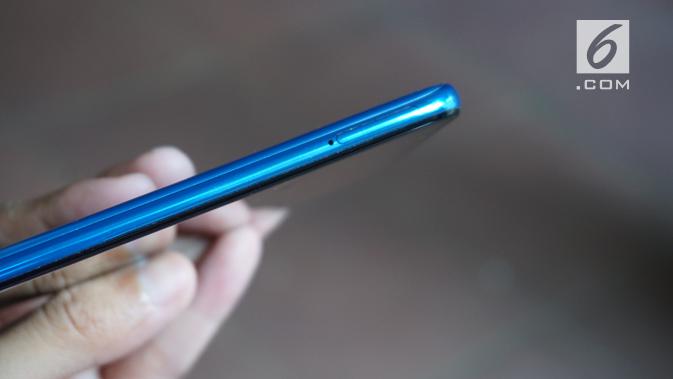 Sisi kiri Samsung Galaxy A50 (Liputan6.com/ Agustin Setyo W)